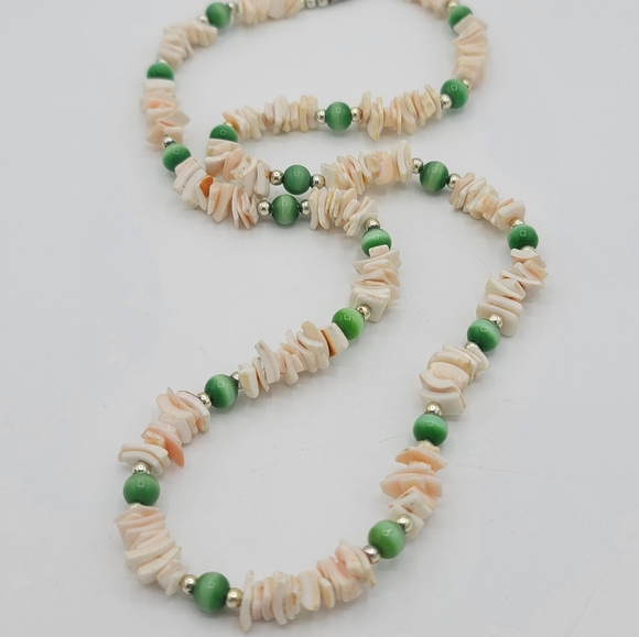 Conch Shell Chip Necklace Green Beads Barrel Clasp Boho Festival 1970s Vintage - Picture 1 of 7